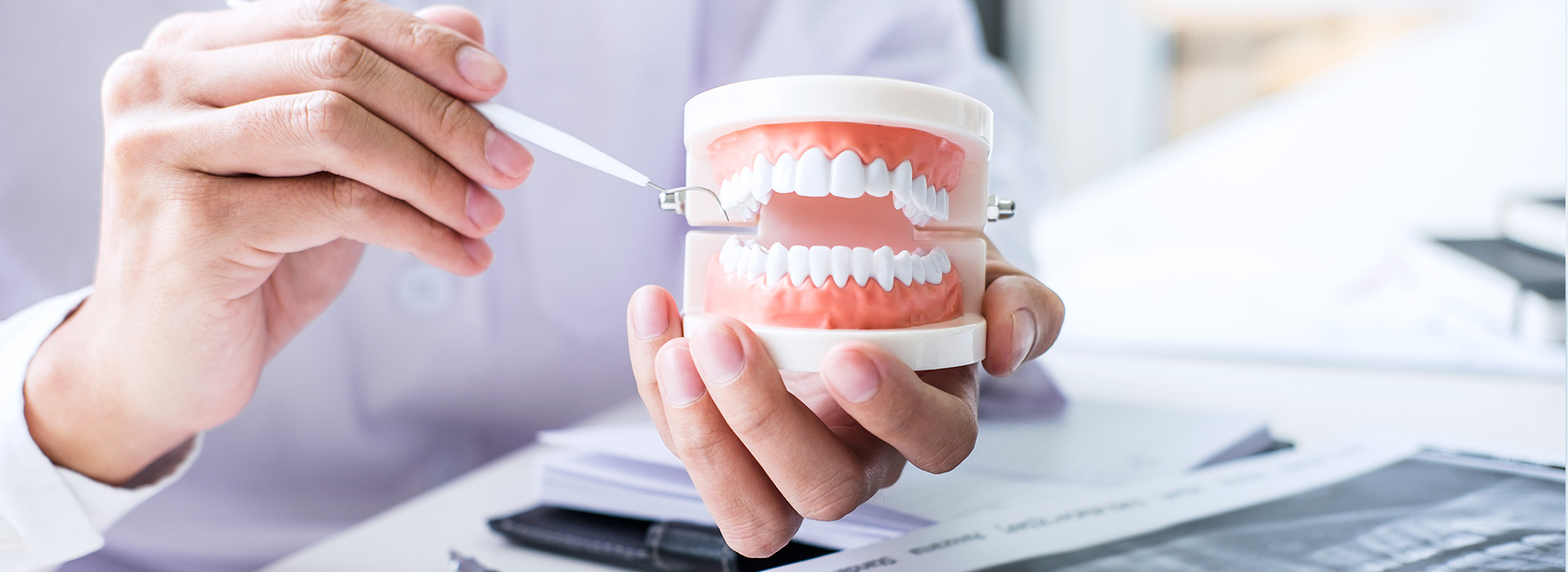 The image depicts a person holding a toothbrush with toothpaste in front of a mouth model, with another image showing the same person holding a cup of toothpaste near the mouth model.